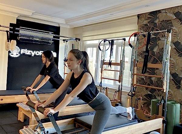Hizmetlerimiz Özverili ve eğitimli fizyoterapist kadromuz ile klinik pilates ve kişiye özel egzersiz hizmetlerimizi, danışanlarımızın ihtiyaçları doğrultusunda sürdürülebilir şekilde sunuyoruz. 